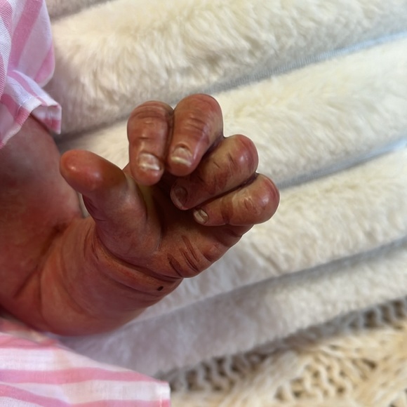 Beautiful reborn doll. Feels so realistic. Soft hair and articulated head/limbs. - Picture 14 of 16